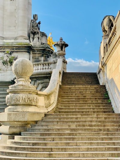 Le Pont Alexandre III symbolise quoi ?